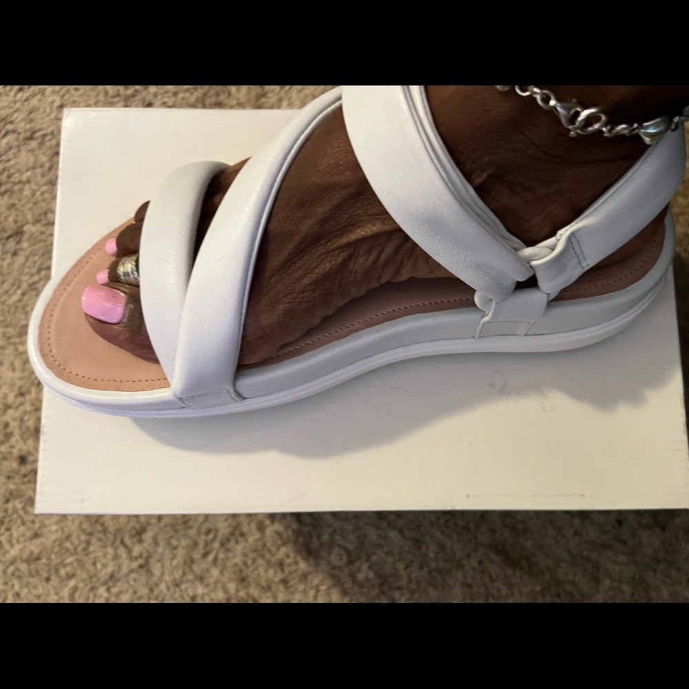 Fitflop – Loosh Luxe Z-Strap Sandal
URBAN WHITE / 10